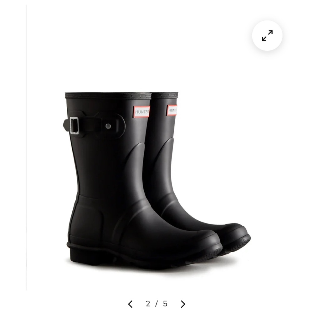 HUNTER Women’s Original Short Rain Boots-Black, Size 7, 1 boot is missing buckle